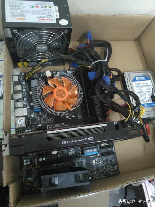 我电脑主机中,放置硬盘的空间狭小,请问硬盘堆叠在一起放可以吗,会不