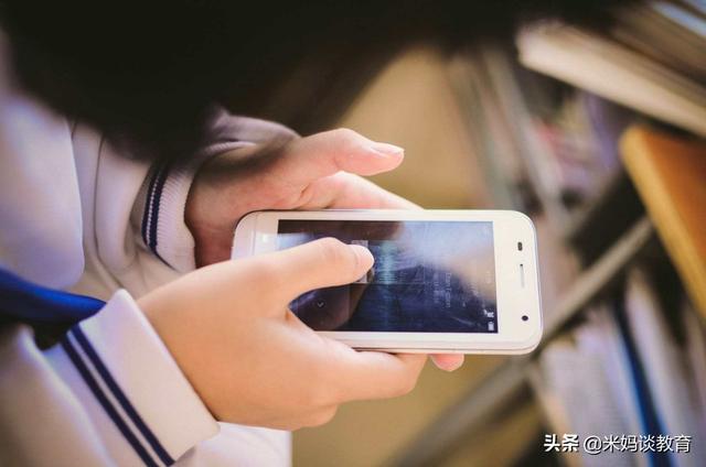中学生到底该不该带手机.(住校生,一个月回家一次)?