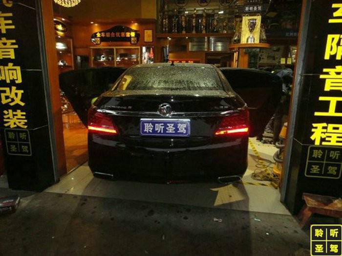 主要还是看个人听音风格及预算,建议去实体店试听感受过后再进行改装 本期分享的这个案例是之前改过的别克君越,随着我们听力的提升,和对音乐音质细节要求的提高,第二次升级汽车音响,包括第三次升级汽车音响,都是很正常的过程,每一次升级是对声音一个质的飞跃,也是一次耳朵听感全新的收获体验!想升级,又担心浪费钱,以前产品又不知道怎么处理,如果你的音响是在聆听圣驾改装的,告诉你,升级其实很简单。原价回收升级,直接补差价,你花多少钱就能得到多少钱的价值,折旧损耗我买单。 别克君越再次回到聆听圣驾改装车位,只为更高品质而