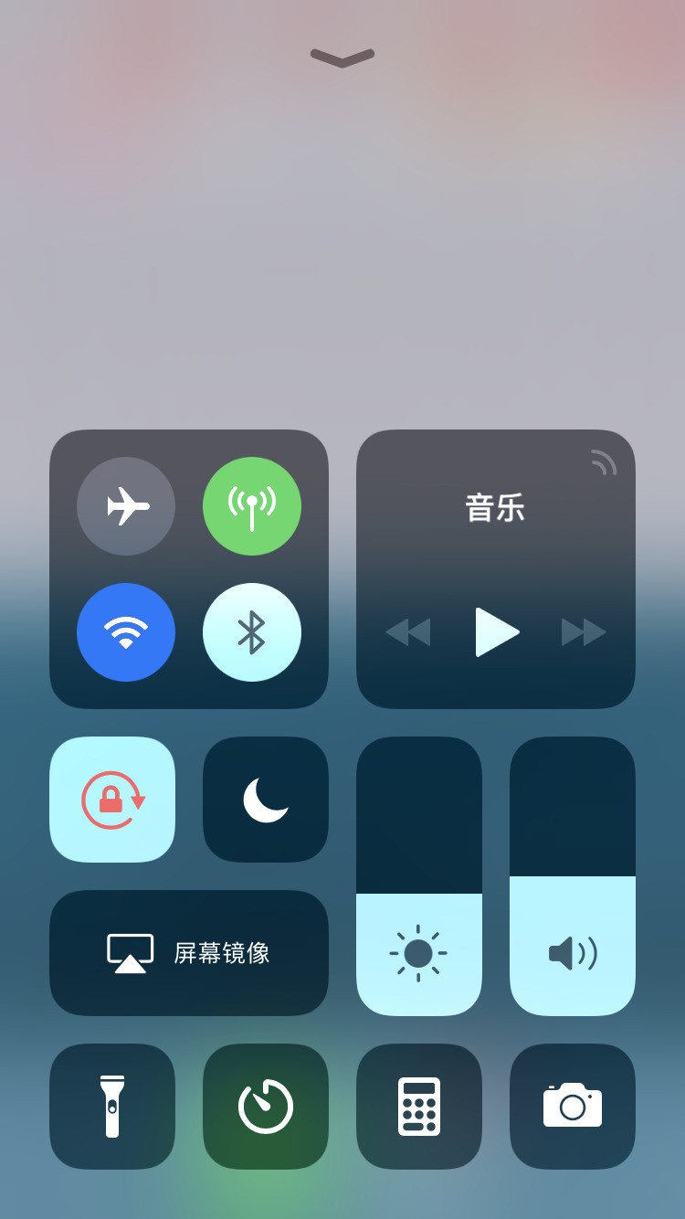 将锁定手机直屏按钮关掉即可,自由旋转屏幕。 1、iPhone 7 Plus是苹果7升级版手机。 2、iPhone 7 Plus色彩更佳。扬声器升级,采用上下立体声的扬声器。取消了3.5mm耳机接口, 推出全新耳机Apple AirPods。