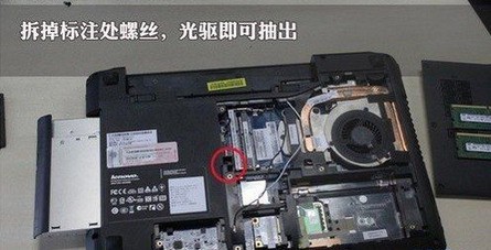 来到笔记本键盘的这一面,用手把盖板抠起来,但是不要直接拿下来,把