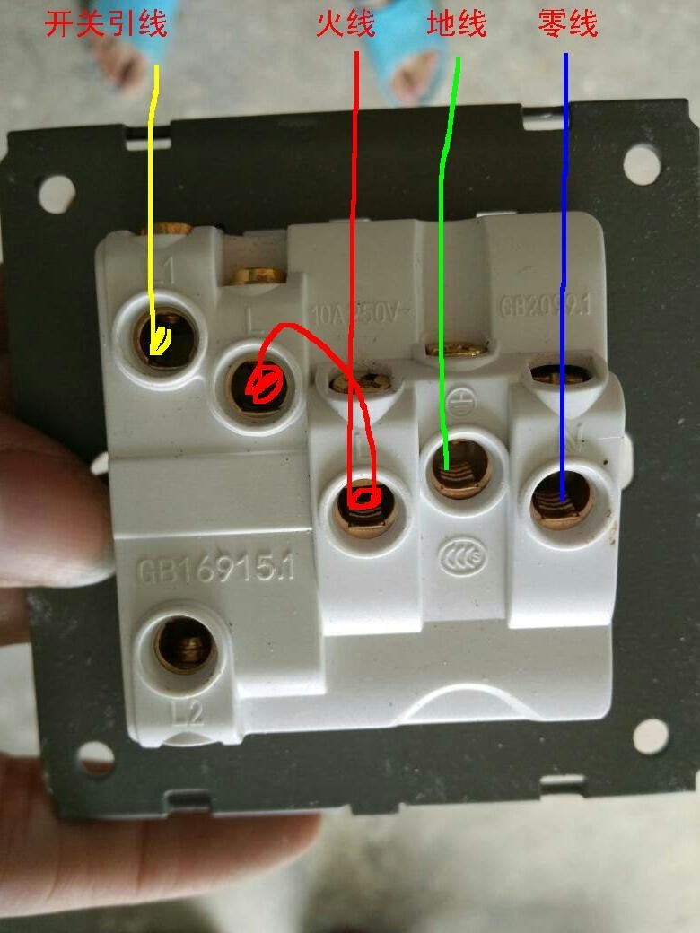 有红,黄,蓝三跟线怎么接这个开关插座