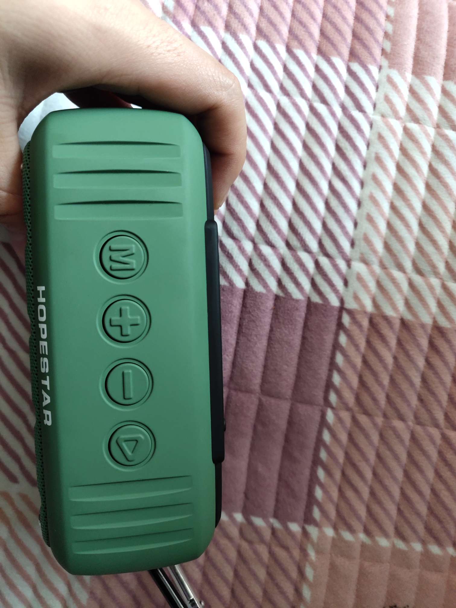 请问这个小蓝牙音响可以带上飞机进行行李托运