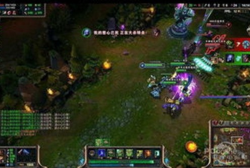 为什么玩《lol》时底下任务栏一直在,隐藏了以后游戏一往下拉就弹出来?