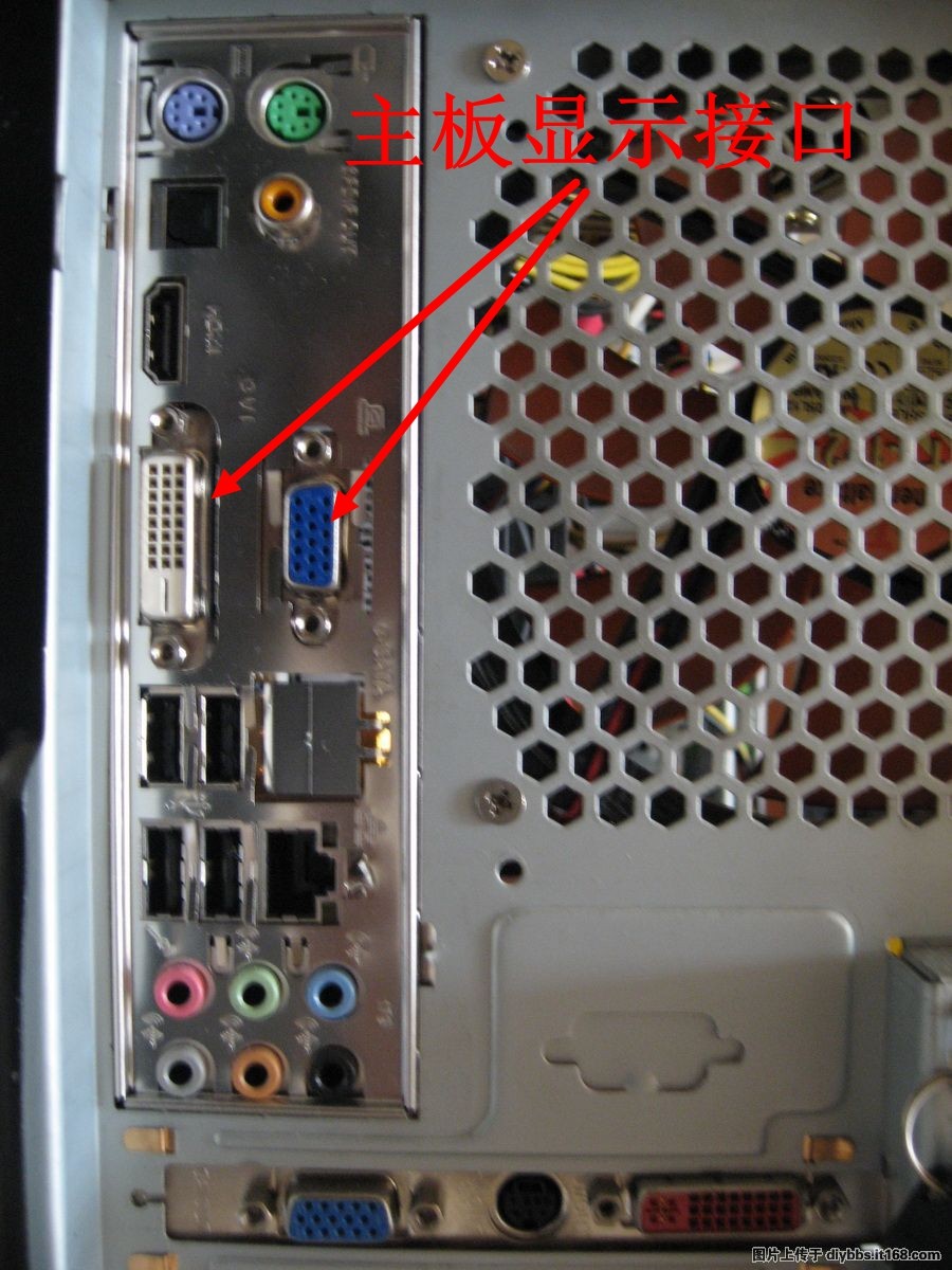 集成显卡的插头在机箱后面的哪?