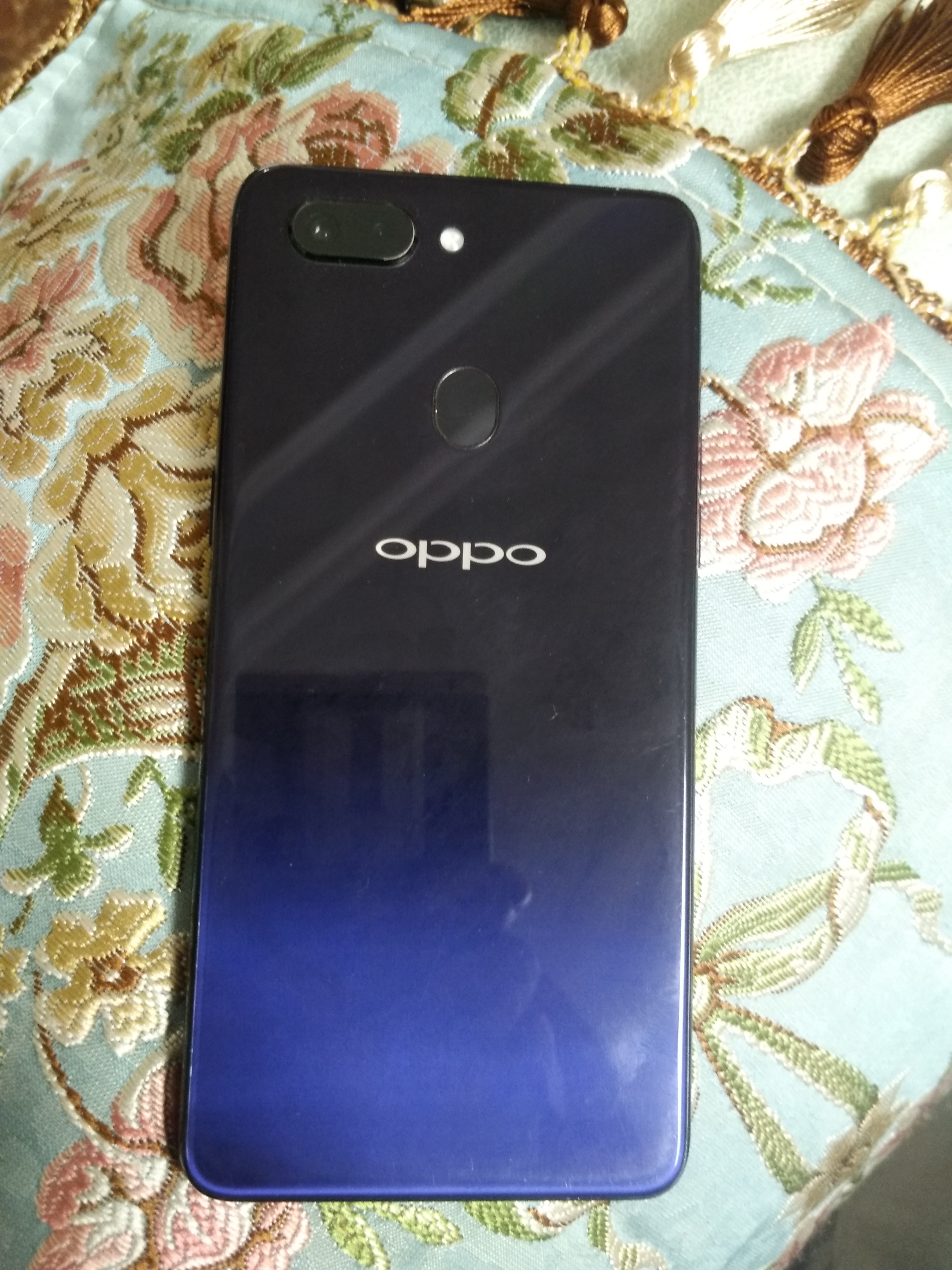 oppoR15手机刚买了半个月就黑屏了,怎么开机