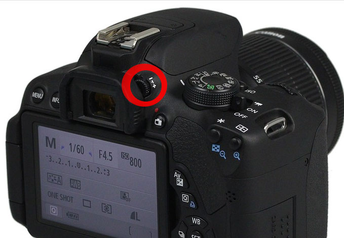 佳能相机700d半按快门对焦时镜圈里很模糊,是为什么?