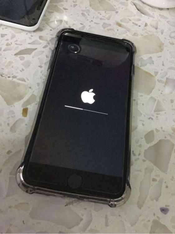 苹果iphone7plus屏幕左侧出现蓝色竖条怎么办