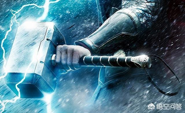 漫威中为什么绿巨人能举起拿着锤子的雷神,却