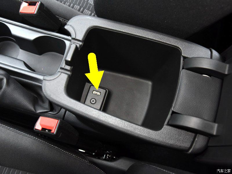 威朗usb接口是中控那儿的圆孔吗