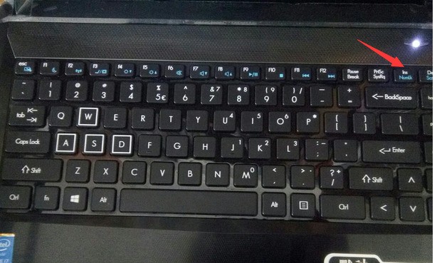 电脑键盘出了点问题,不知道按到了什么。例如说我打字母“M”,它出来的是“0”。我打第二排那个“0”