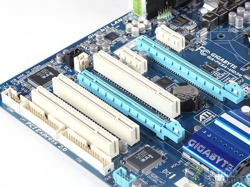 谁知道这主板的cmos电池在哪啊