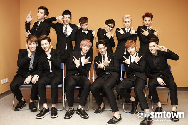 求exo全部12人的后台之类的合照大图