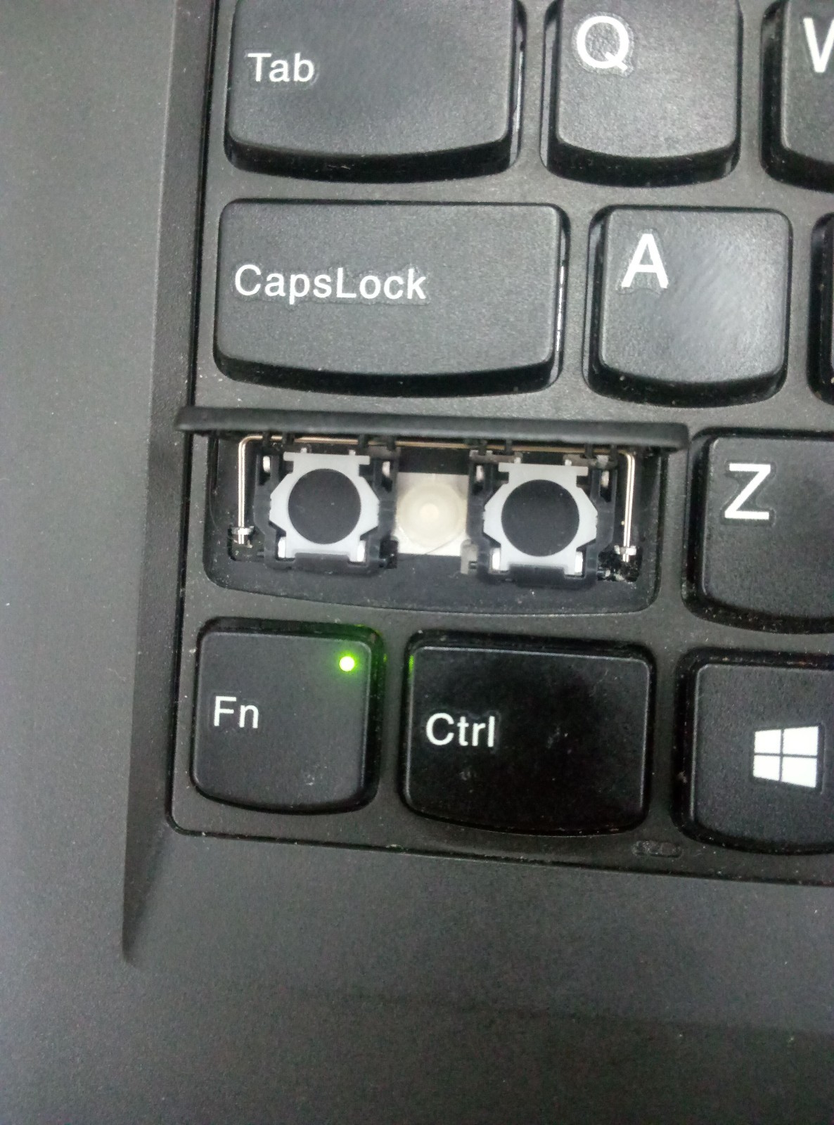 笔记本上的Shift键拆下来以后肿么安装上去