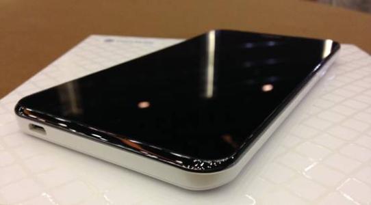 手机屏幕黑色的坏斑点是漏液嘛?还可以用不