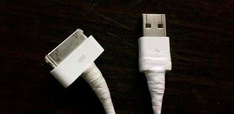 有些苹果手机数据线用了一段时间表皮开裂该怎