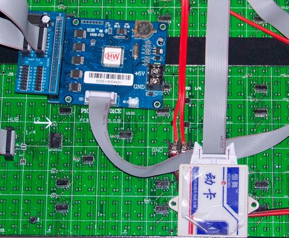 一台电脑怎么控制三块LED显示器,并能显示相同或者不同内容