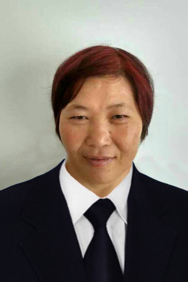 急需PS大神 把这两张相片P成正装的证件照 黑西装打领带那种 2寸就好 谢谢