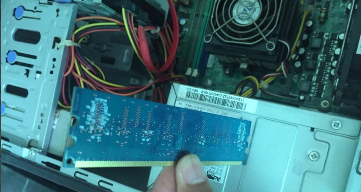 怎样装电池正负极 ChMkJ1p1v8WIStH3AAEygFViRMAAAkpMQEruqgAATKY161.jpg