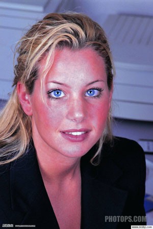 相片照的脸太红了，怎样用photoshop把脸红修白亮点