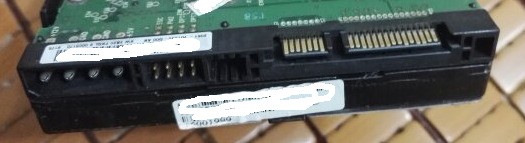 3.5寸台式电脑硬盘左边两个插口和右边两个金属插口都是干什么的?