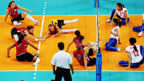 排球比赛中队员的服装有什么规定?