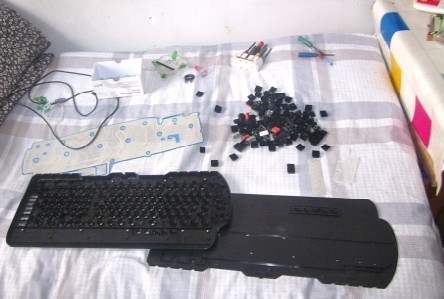 电脑键盘拆开后里头的白色橡胶的那东西怎么安装