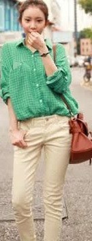 草绿色衬衣配什么颜色裤子好看?