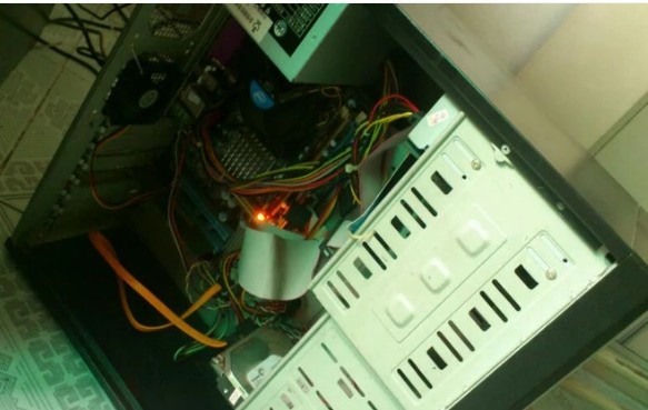 电脑开机时一直发出滴滴滴声，显示器不亮，怎么处理？