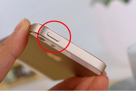 苹果手机换电池后屏幕不显示,但电话能打通,