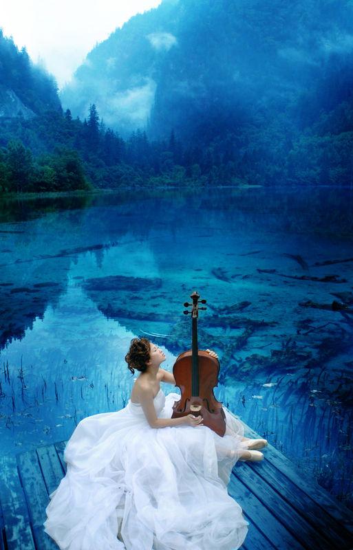 在ps里怎么调整背景变蓝 人物不变 如这张图