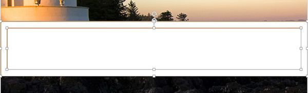 ppt中如来自何设置近似于中间掏空（镂空）一个长方形，图片在整个背景后面移动着