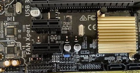 电脑开机时显示此图几秒就自动关闭，怎么处理？