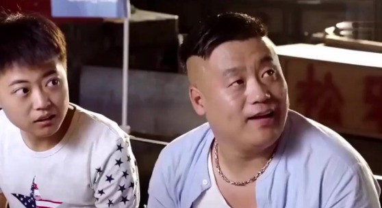 西北玄天一朵云，乌鸦落进了凤凰群，满桌都是英雄汉，谁是君来谁是臣 什么意思？