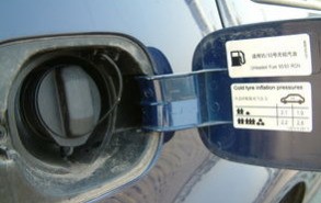 新宝来的油箱盖开关在哪里