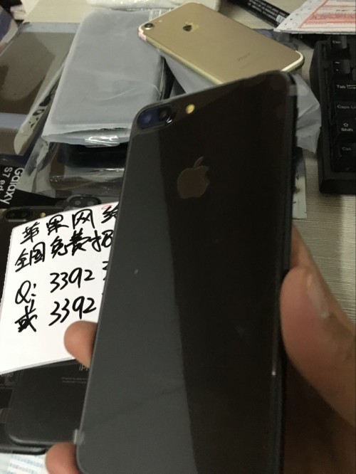 苹果7手机屏幕黑了,也能接触屏幕但就是不亮怎么回事?