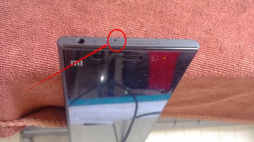 小米手机插卡这地方肿么弄开，拿针挑开吗？