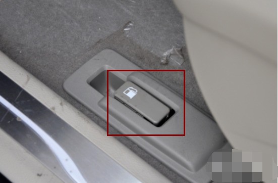 别克GL八备用开启在哪个位置