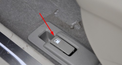 东风标致301来自车内开启油箱盖开关在哪儿？