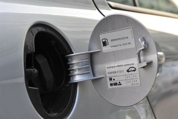 别克GL8商务车油箱里的油肿么放出来