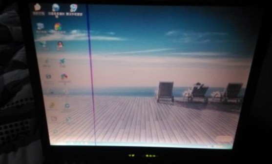 笔记本电脑的屏幕上出现一条白色的竖线，这个怎么处理啊？
