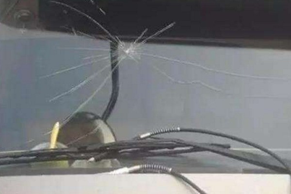 挡风玻璃出现一条裂缝,是人为的吗?看图看看是否人为。