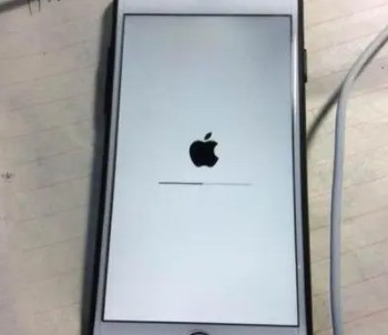 iphone手机开机时白苹果一直闪怎么处理?