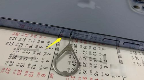 苹果13的卡槽不在左边为什么