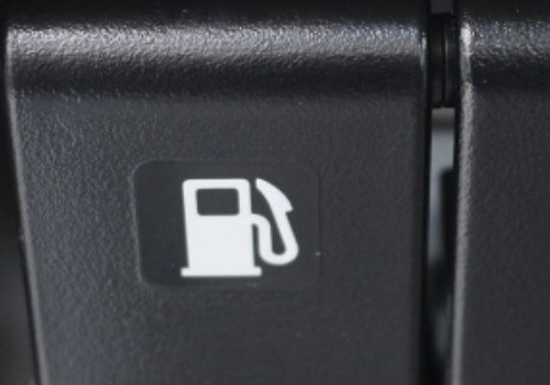 老款桑塔纳油箱盖开关在哪里