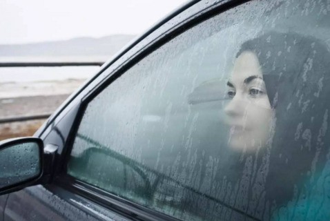 下雨天，汽车挡风玻璃前的雾气怎么样去除，除打空调外。
