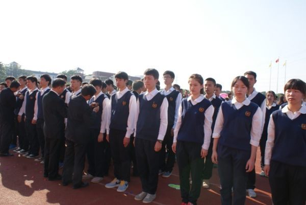 团徽和队徽哪个陈设在右边