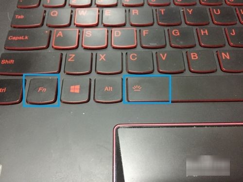 笔记本键盘上的视屏开关按键是那个？？