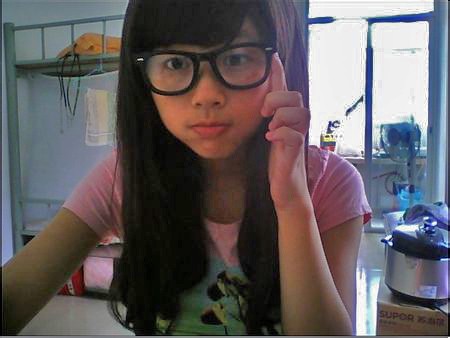 PS怎么样把一张光线不好的图片P的效果好一点，谁可以帮忙我做个图哦。把背景也弄好看点