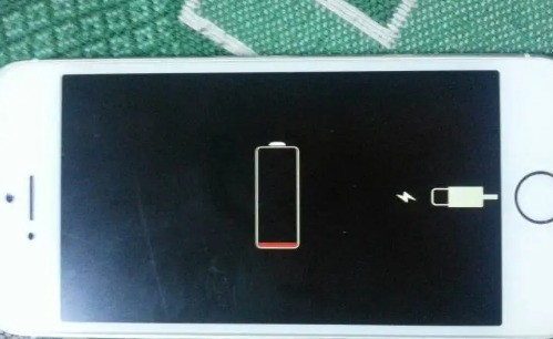 苹果手机没电了一直开不了机是为什么啊？